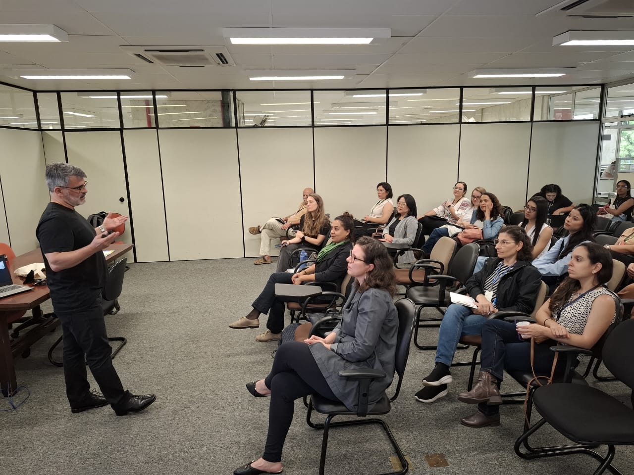 O professor Dag Mendonça Lima, do Núcleo de Estudos e Pesquisas em Alimentação (NEPA) da Unicamp durante capacitação 