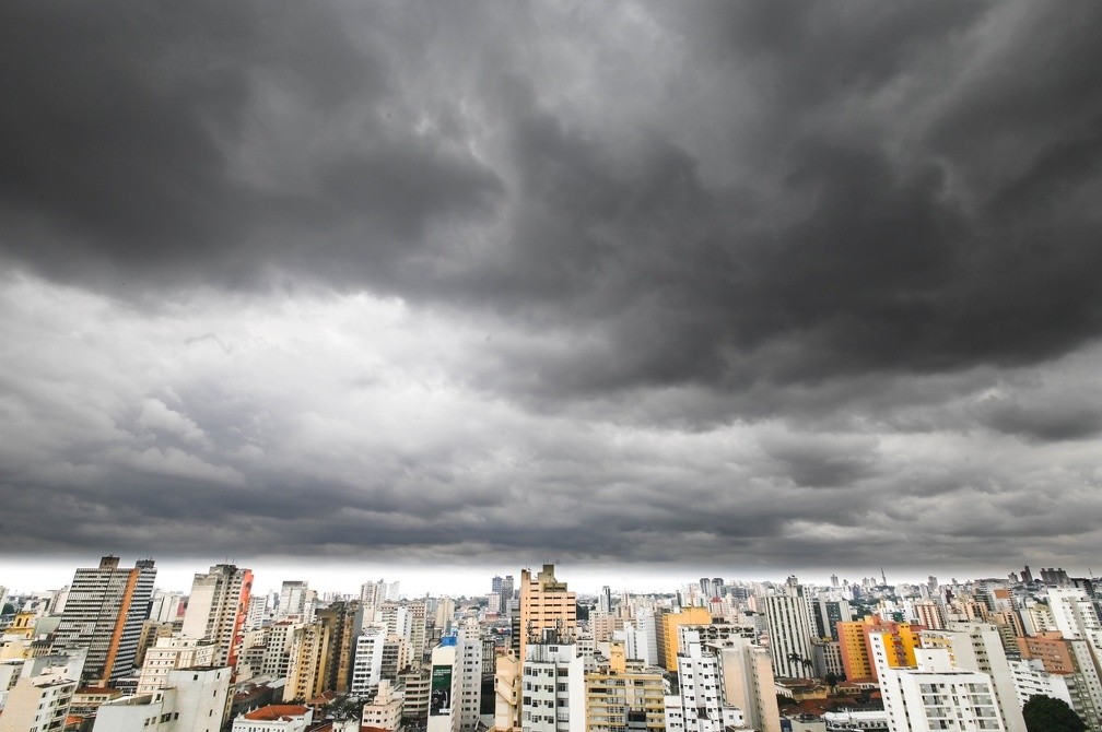 Em caso de chuva forte, com rajadas de vento, a população deve evitar áreas de alagamento e não se abrigar embaixo de árvores