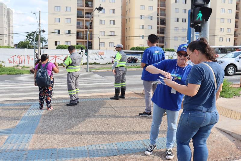 Agentes da Emdec orientam a população e distribuem folheto informativo