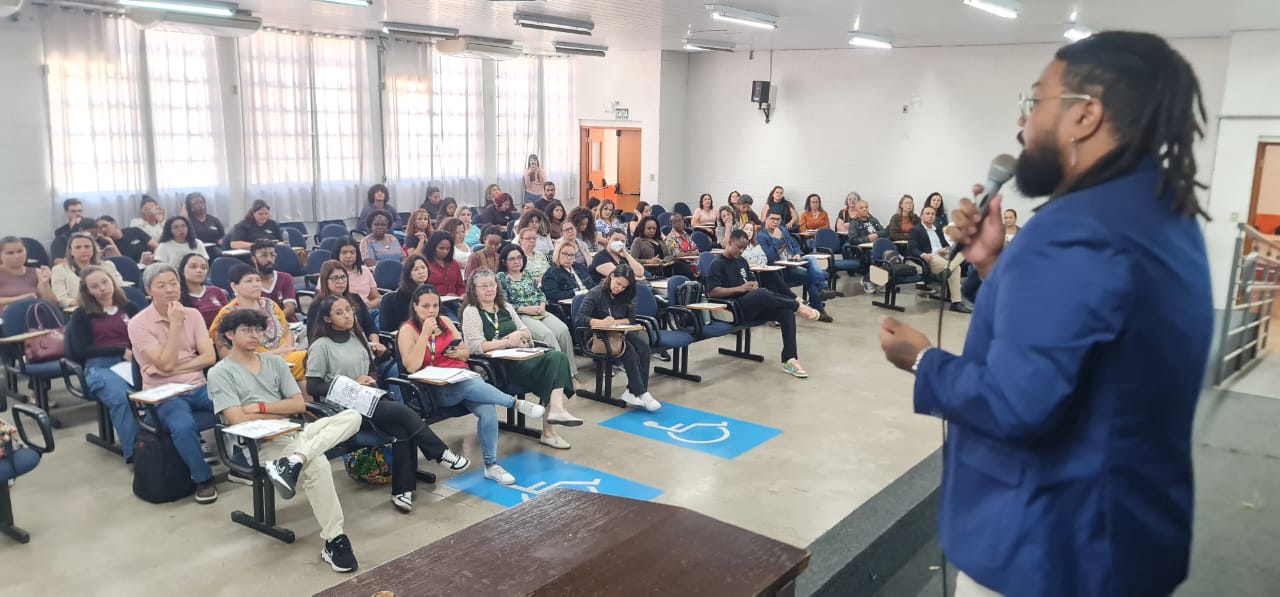 O educador Levi Kaique apontou o racismo em contextos culturais, políticos, jurídicos e outros, reforçando a necessidade de um enfrentamento intersetorial