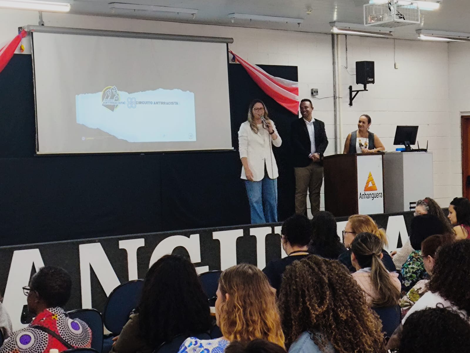 A secretária de Desenvolvimento e Assistência Social, Vandecleya Moro, abriu o evento falando das iniciativas antirracistas de Campinas, e da necessidade de dar continuidade ao trabalho