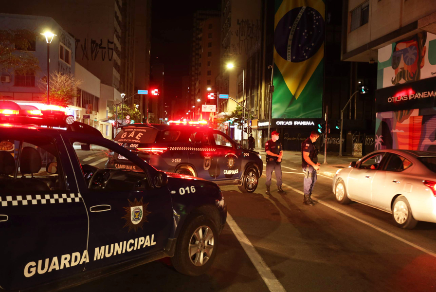 Na média, são abordados 362 veículos por dia e 558 pessoas são orientadas diariamente sobre as medidas sanitárias nos bloqueios do Toque de Recolher.
