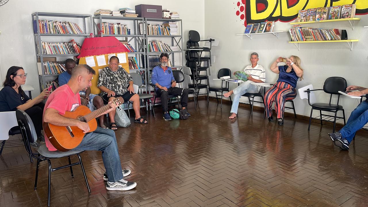 A prática reconhece a música como recurso de acolhimento e de reconexão com trajetórias de vida