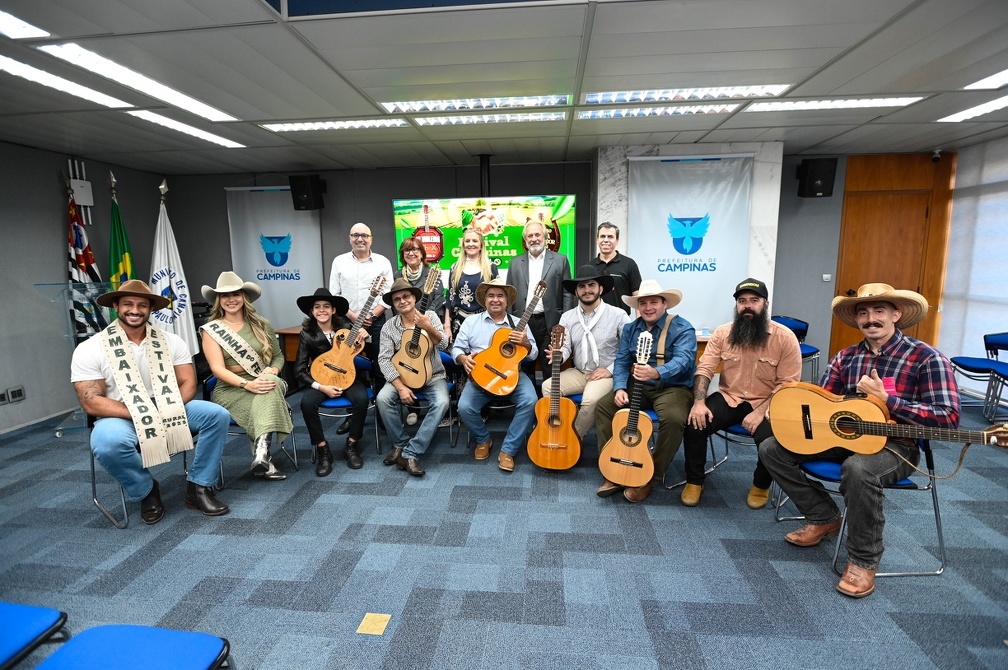 Rogério Capela Os violeiros ganhadores e seus instrumentos