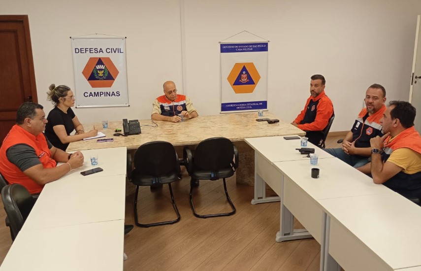 Furtado, da Defesa Civil de Campinas (na cabeceira da mesa), falou do benefício em comum com o rápido compartilhamento de informações entre cidades vizinhas