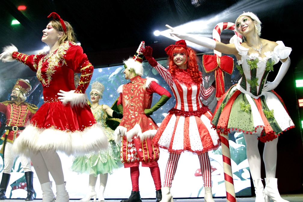 Personagens e muita música fazem a alegria das famílias nos shows do Natal Caminhos dos Sonhos