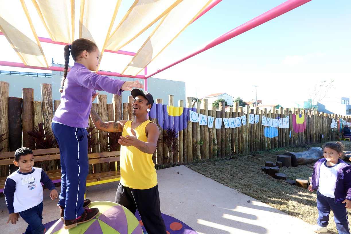 As crianças começam a renovar as brincadeiras e testar seus limites, e só devem fazer isso com supervisão cuidadosa