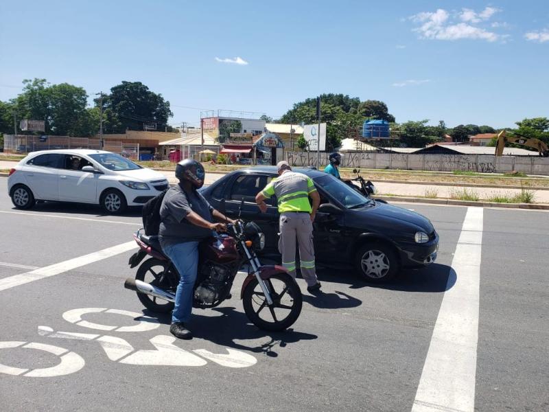 Os motoristas também recebem alertas para respeitar a faixa reservada às motos