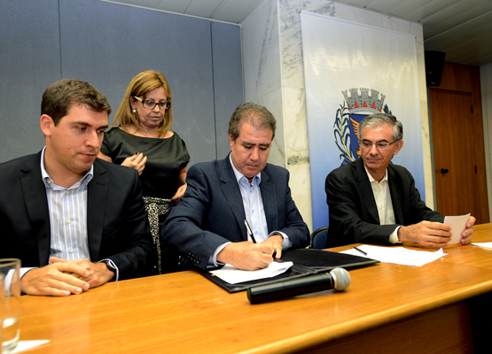 Ao lado de Zaia (à dir.), prefeito assina o documento oficial
