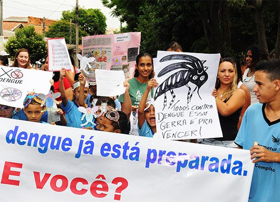 Pais marcham ao lado dos filhos para combater a doença