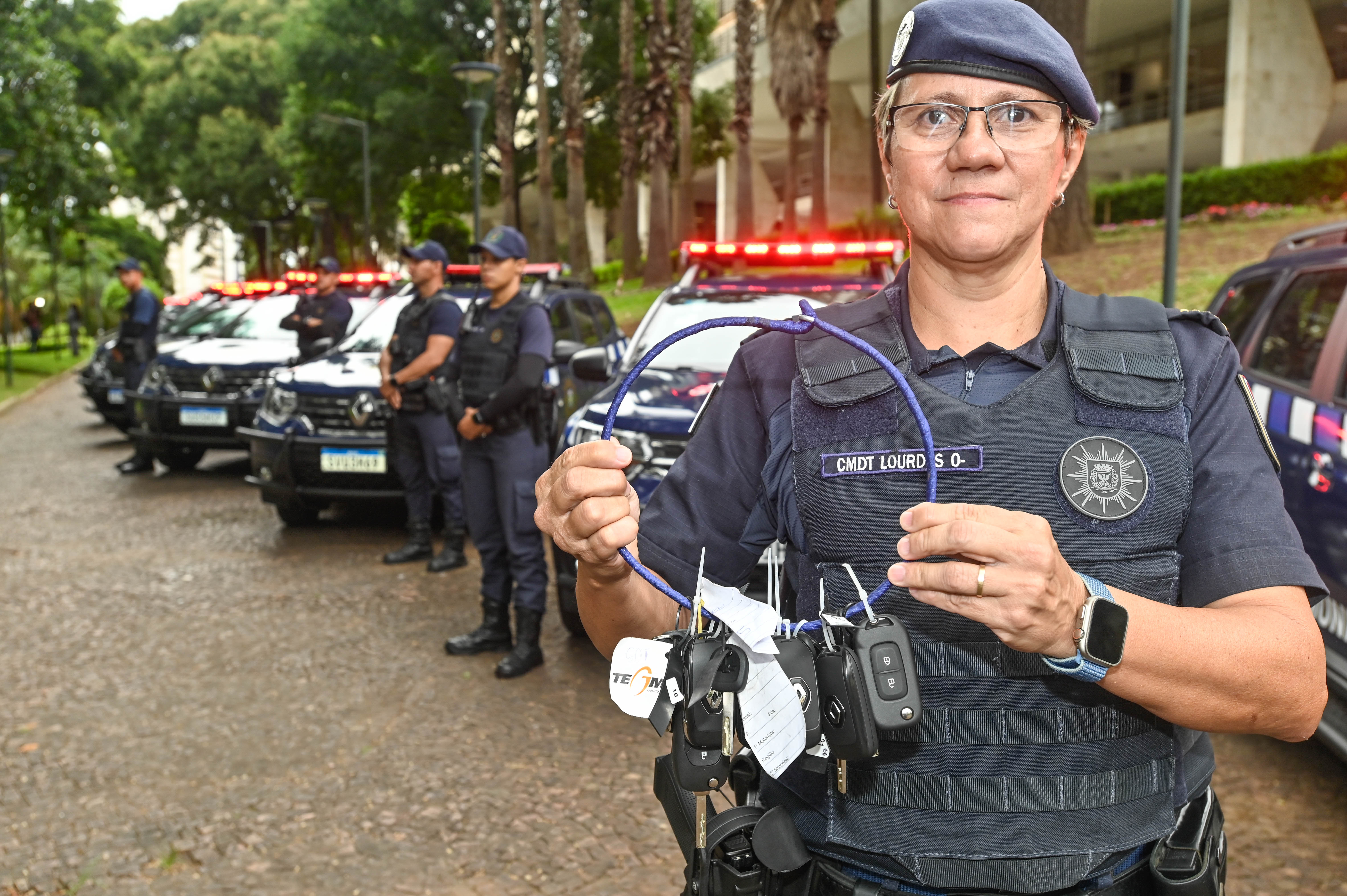 Comandante Maria de Lourdes com as chaves das novas viaturas da Guarda