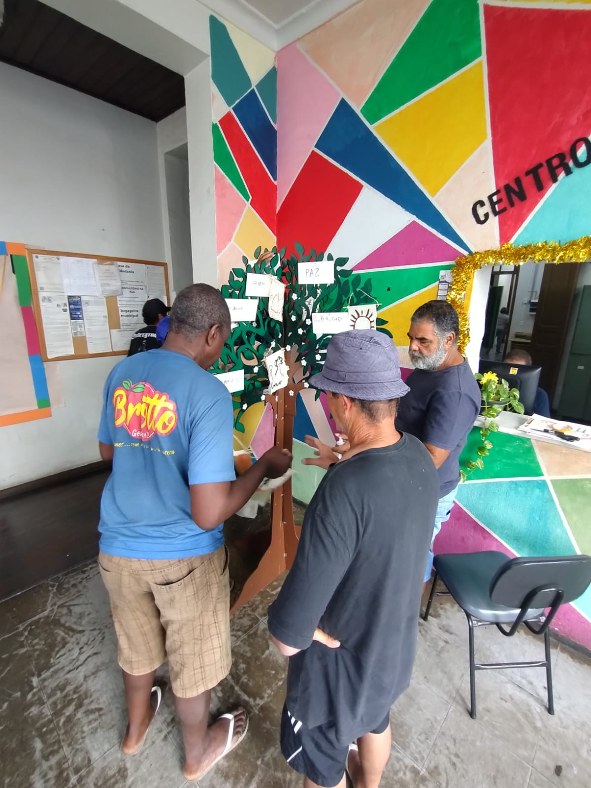 Ao final, já não é mais uma árvore de papelão, mas o símbolo da construção de objetivos de vida 