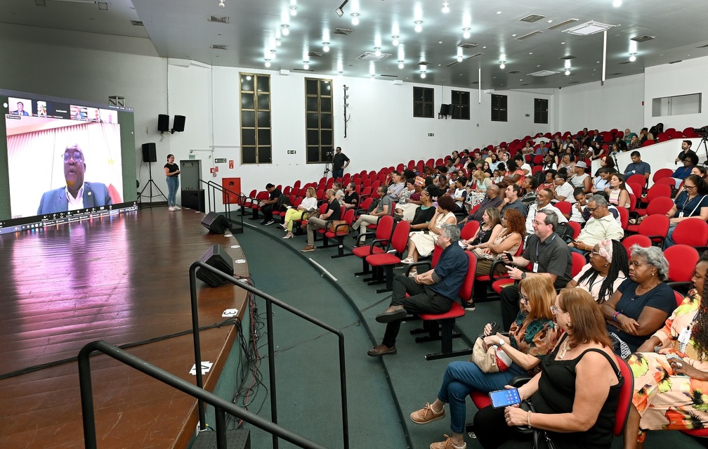 Direto de Moçambique, o reitor da Universidade Pedagógica de Maputo prestigiou o lançamento 