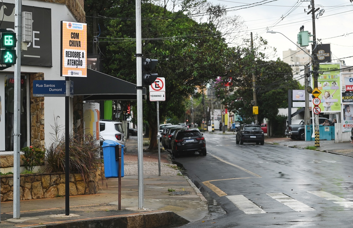 Carlos Bassan Painéis digitais urbanos emitiram informações sobre a chuva