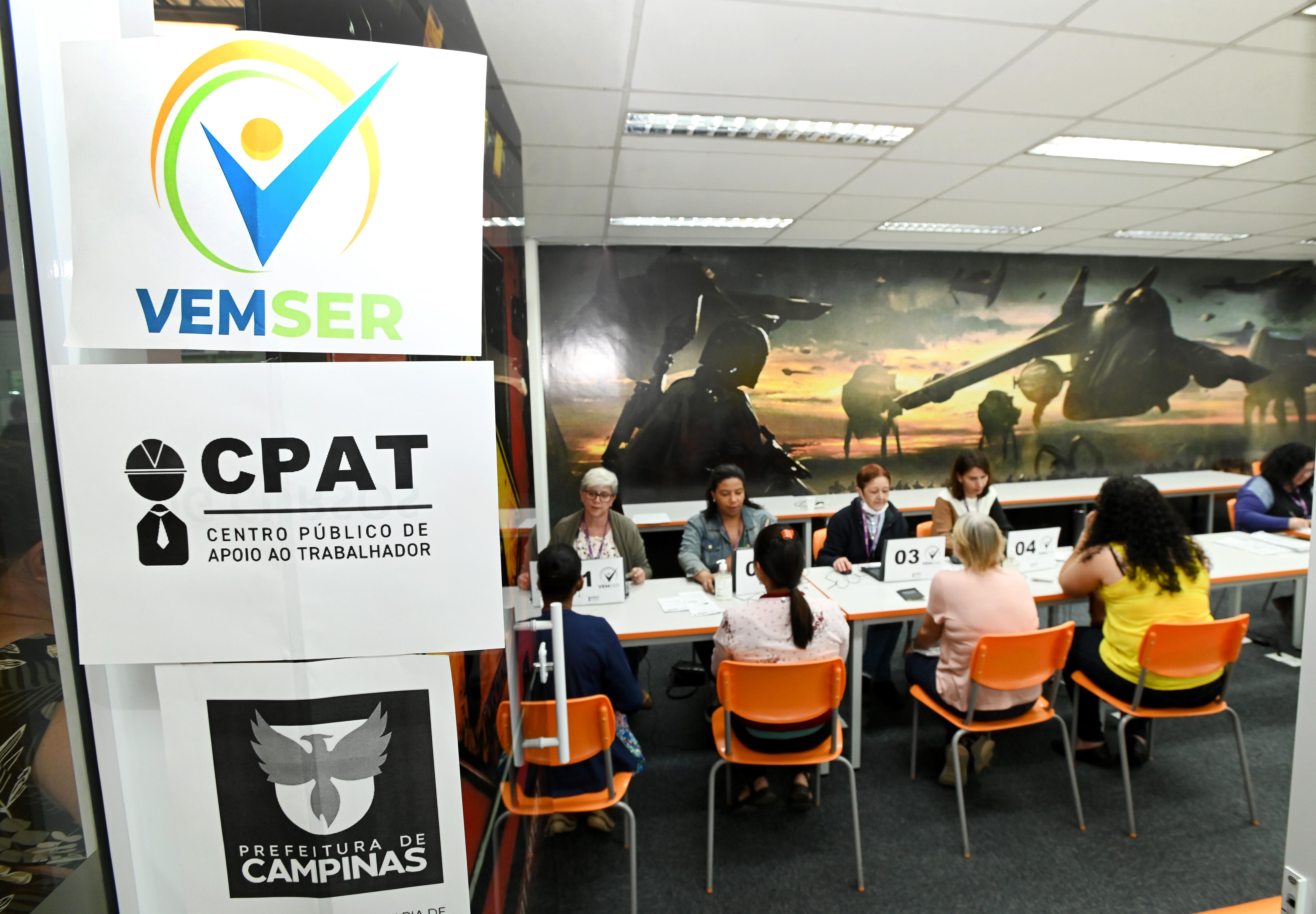 O CPAT oferece espaço e mobiliário para as empresas oferecerem oportunidades e até a primeira etapa do recrutamento no próprio evento