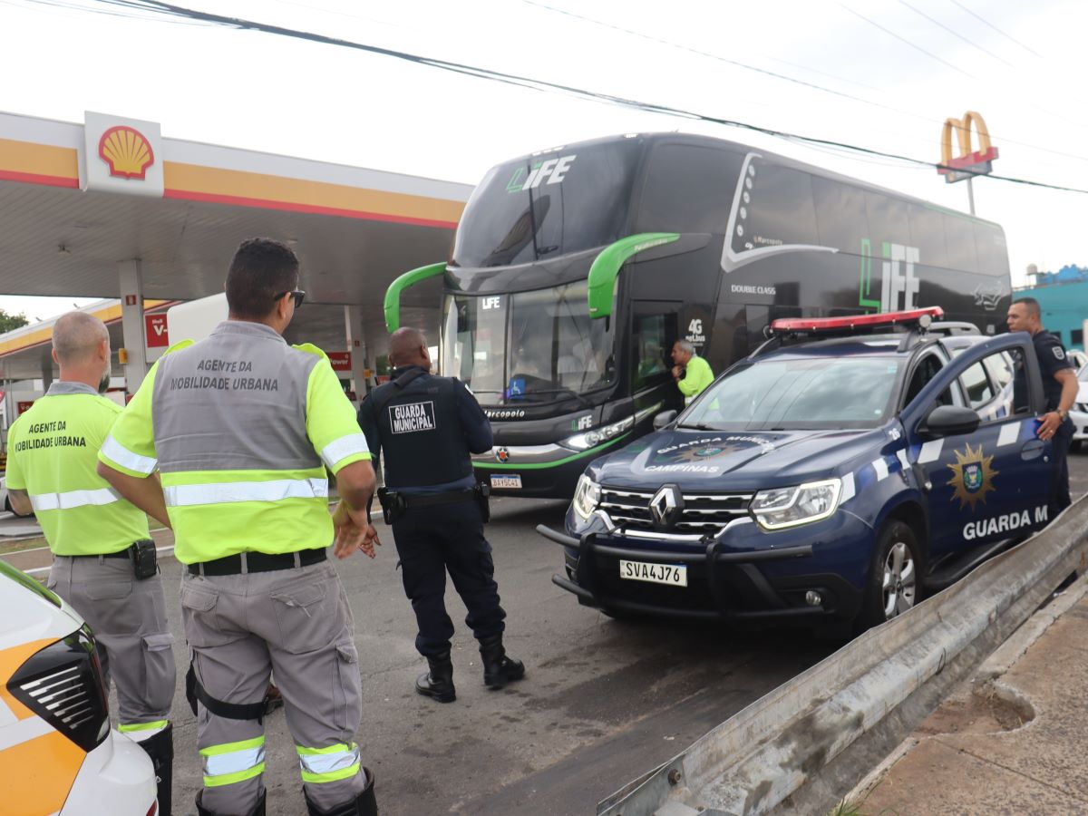  Nove veículos foram autuados por realizarem transporte clandestino de passageiros