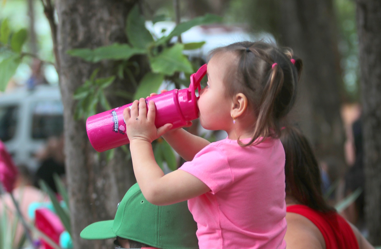 Com o calor, a necessidade de fazer as crianças tomarem água é ainda maior, para combater a desidratação