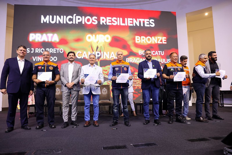 Coordenador da Defesa Civil de Campinas, Sidnei Furtado (ao centro, de colete), é o Embaixador da Resiliência pela terceira vez