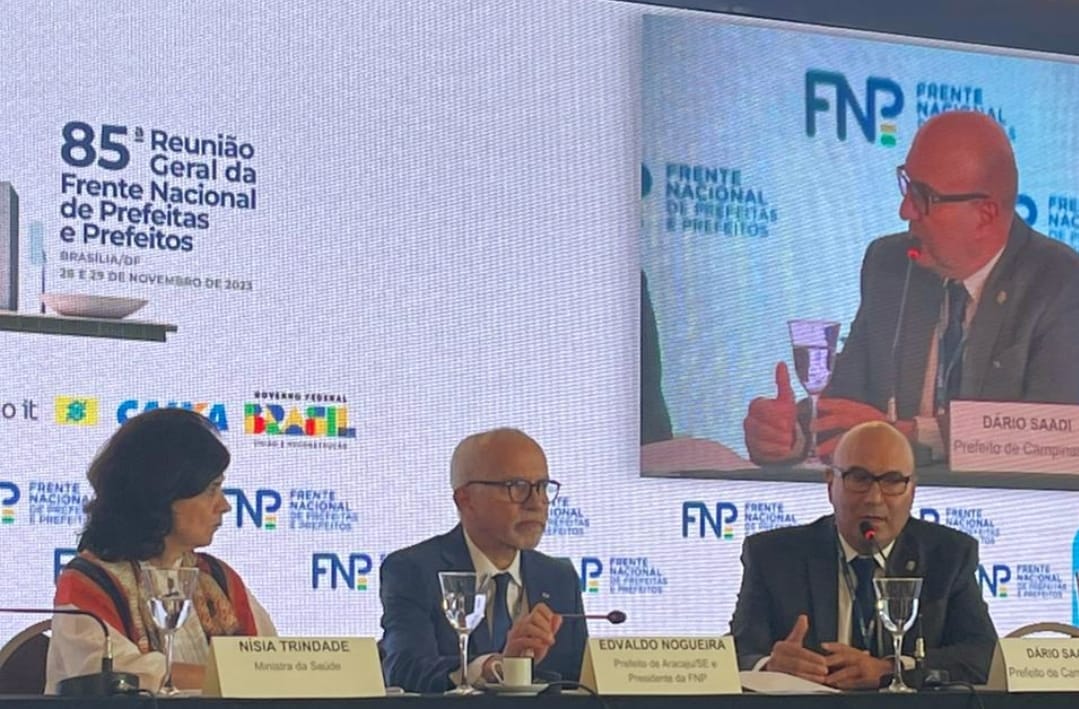 Prefeito Dário Saadi fala durante evento da FNP