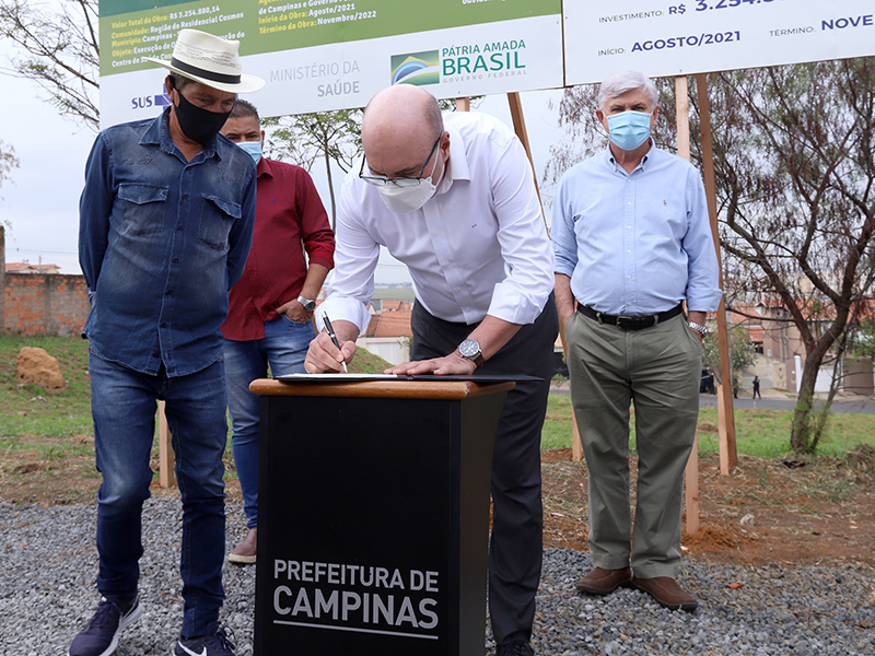 Saadi assina documento para início das obras