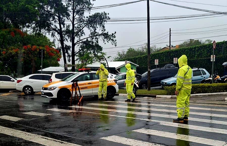 Agentes da Emdec atuaram na sinalização de vias e para orientar condutores e pedestres