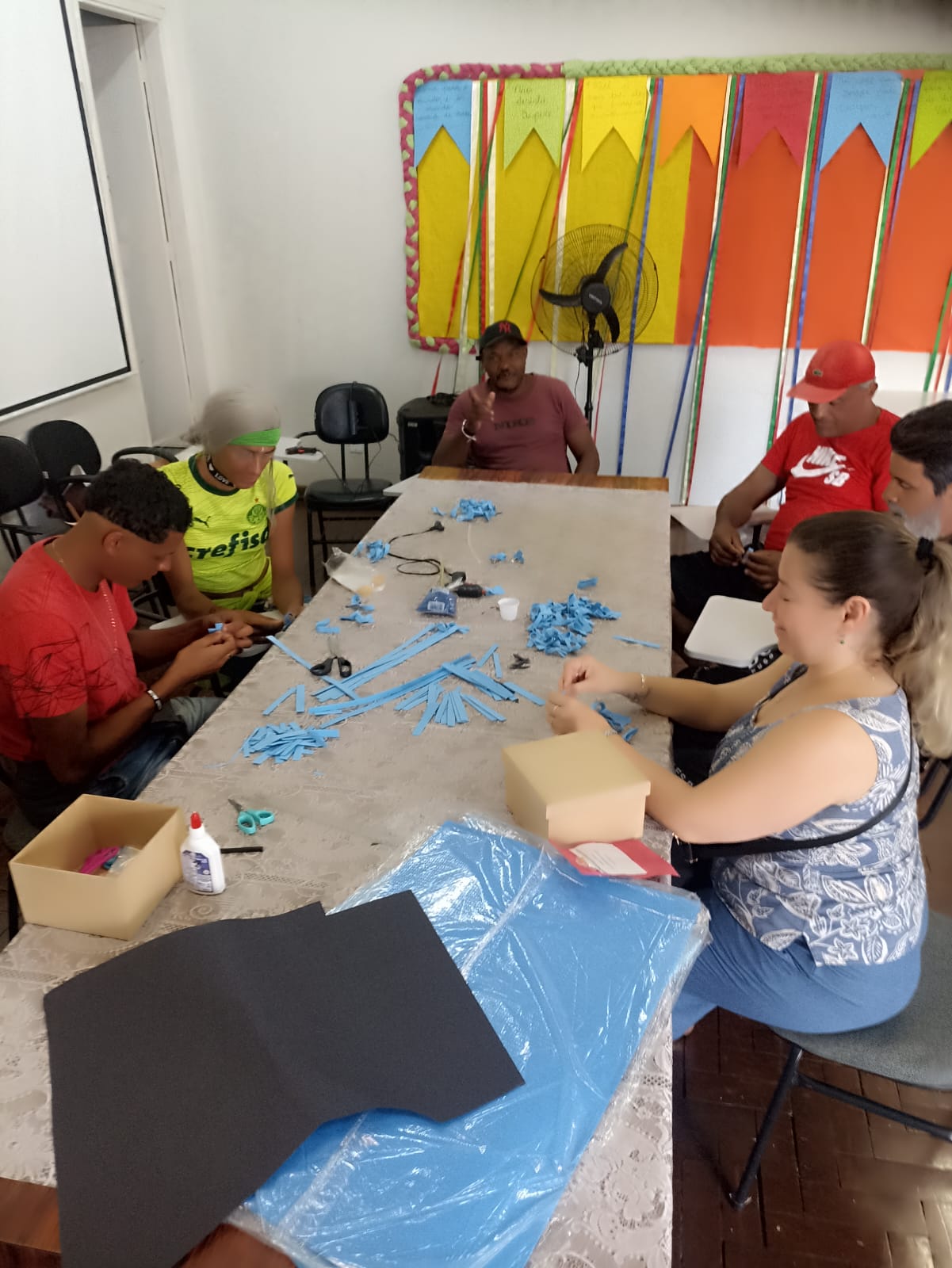  Enquanto "laços bigodudos" iam sendo produzidos, houve oportunidade para diálogo sobre saúde, respeito e autoestima