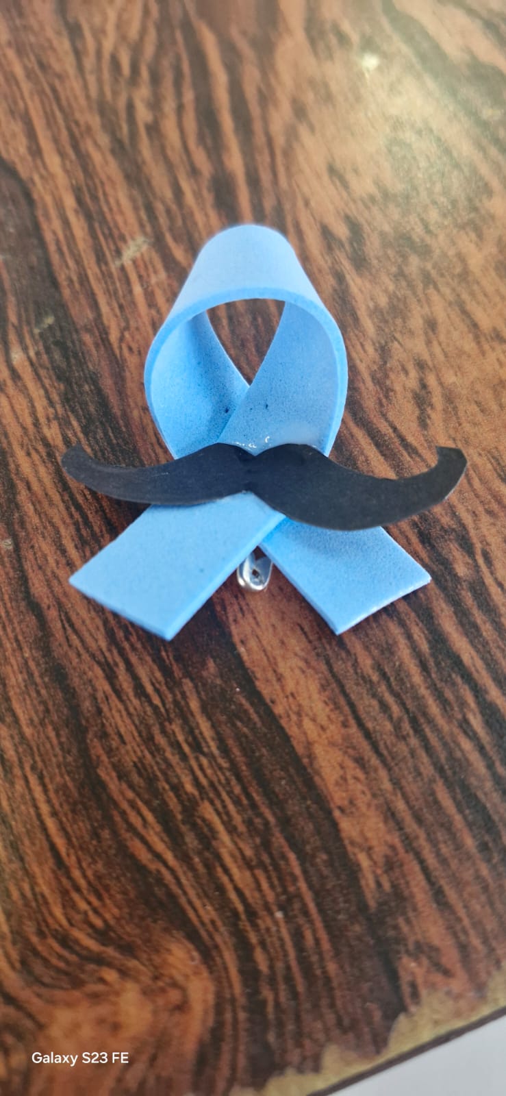 O laço azul, símbolo da campanha, recebeu um complemento lúdico que ajuda a aproximar o público masculino dos objetivos do Novembro Azul