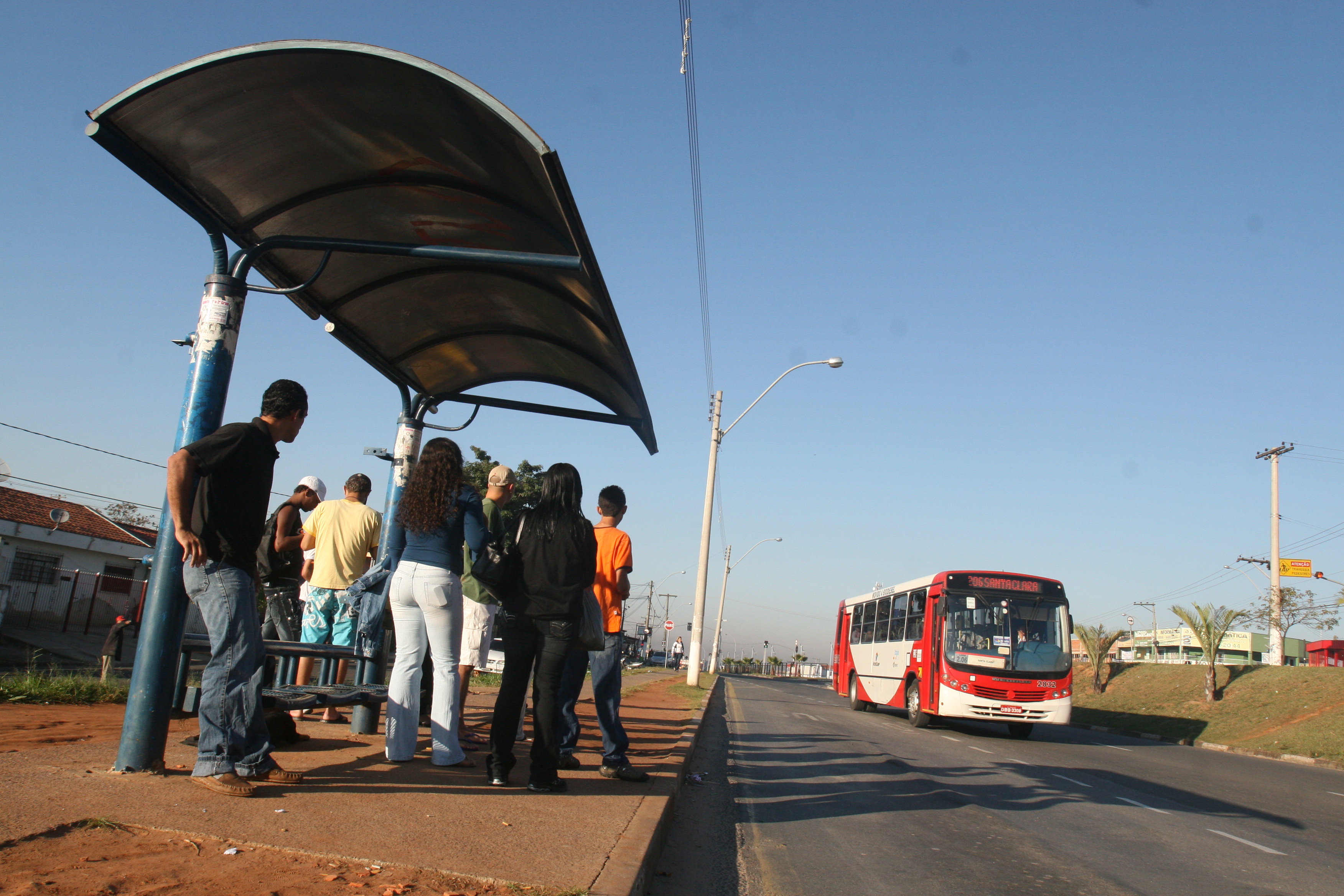 Ponto de ônibus na cidade