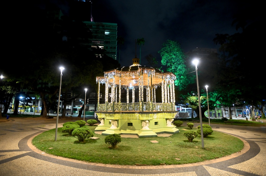 O coreto da Praça Carlos Gomes iluminado em clima de Natal
