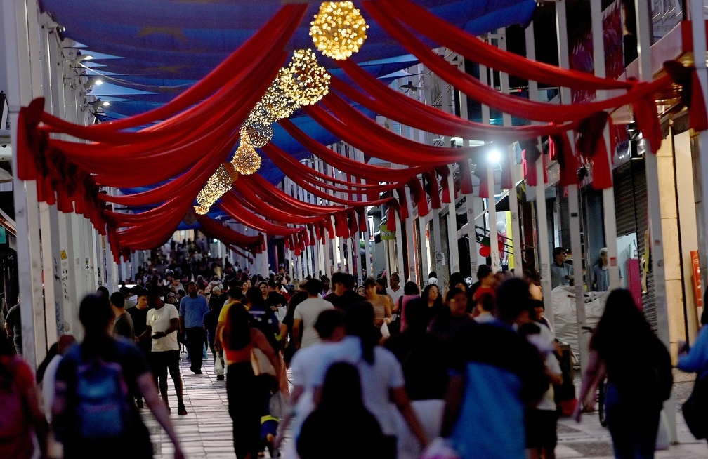 Rua 13 de Maio, o mais importante centro de compras da região central, recebeu iluminação especial