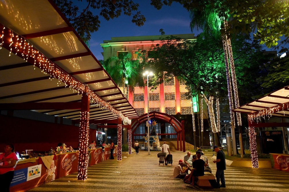 A Vila de Natal do Empreendedor compõe o cenário de luzes em frente ao Palácio da Cidade