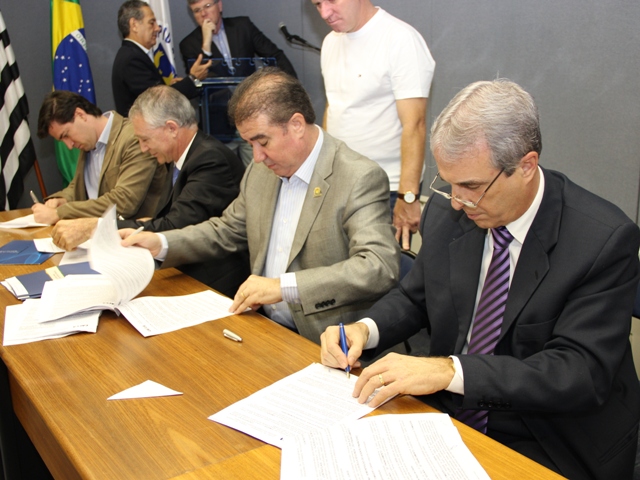 Prefeito e secretário em ato oficial