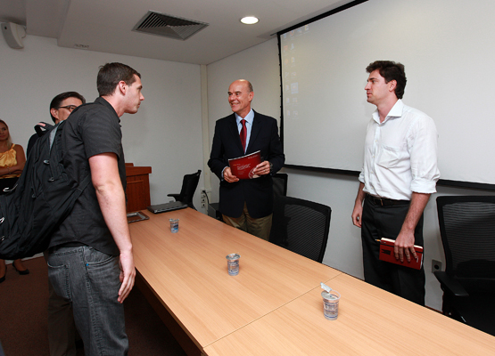 Luiz Küster, presidente do consórcio Brasil Viracopos (centro), dá boas vindas a universitários norte-americanos