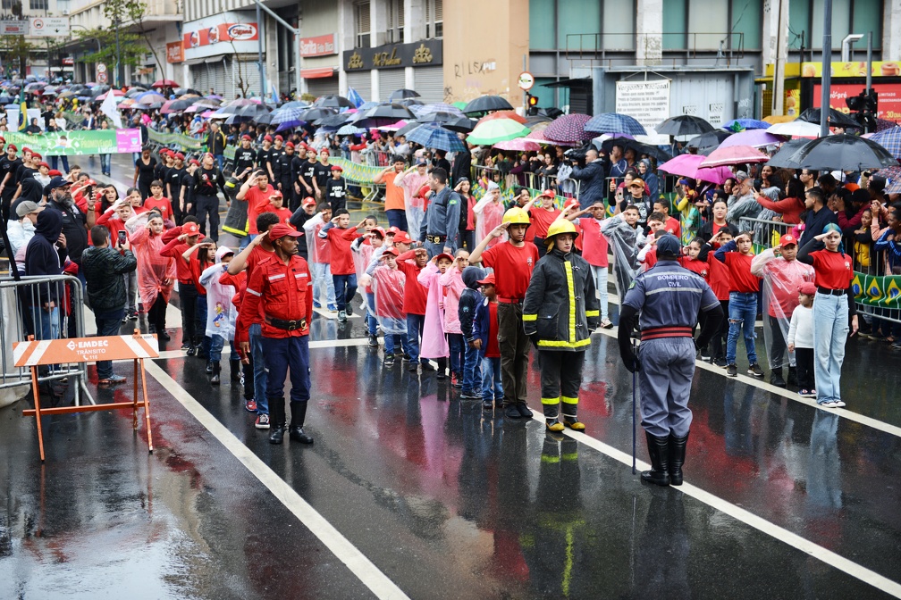 Em 2022, mesmo com chuva, milhares de pessoas compareceram ao desfile