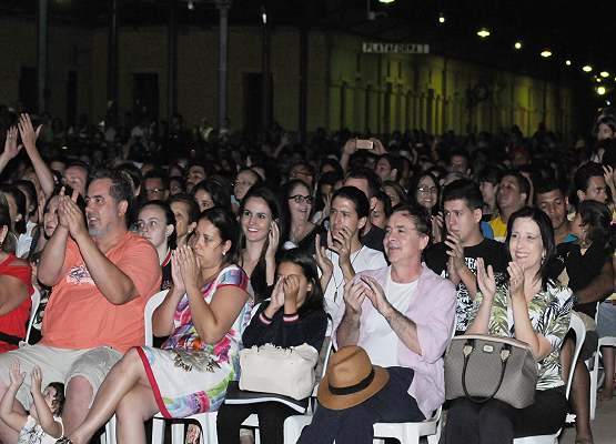 Ney Carrasco e Sandra Ciocci aplaudem o espetáculo