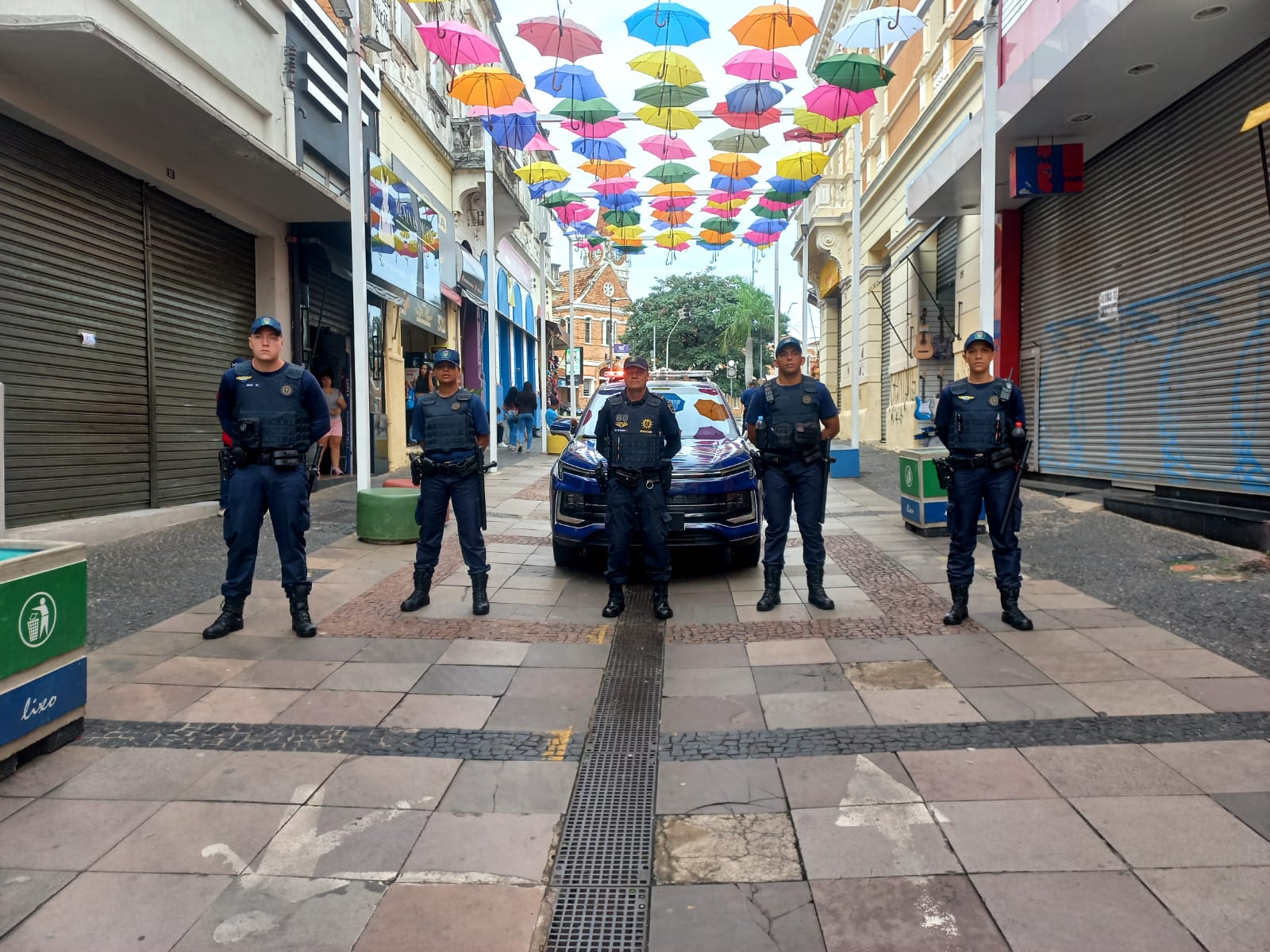 Equipe da Guarda Municipal na rua 13 de Maio, principal ponto do comércio no Centro, antes da abertura das lojas