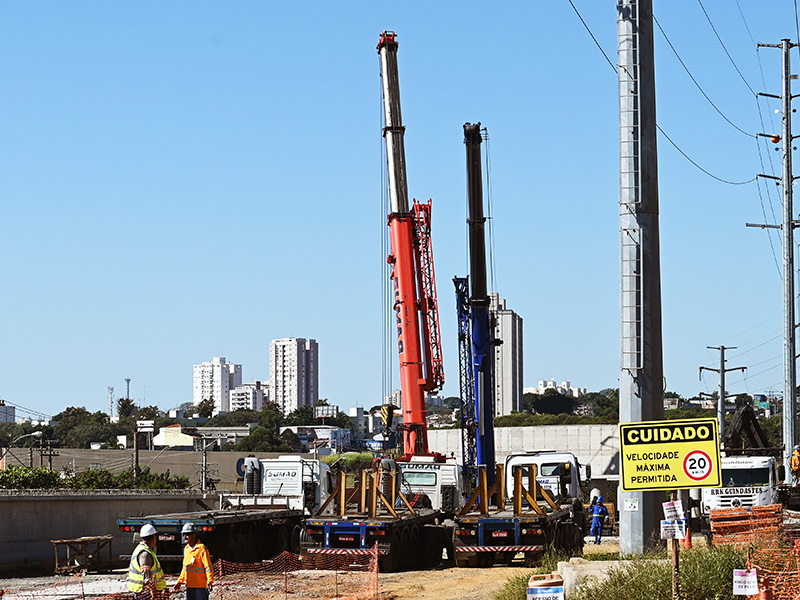 Funcionários trabalham na obra que entra na fase final