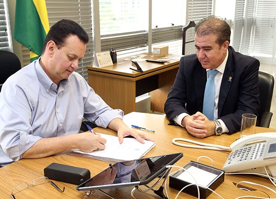 Ministro Kassab assina documento para iniciar licitação do BRT
