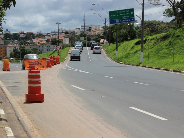 Sinalização viária orienta motoristas 
