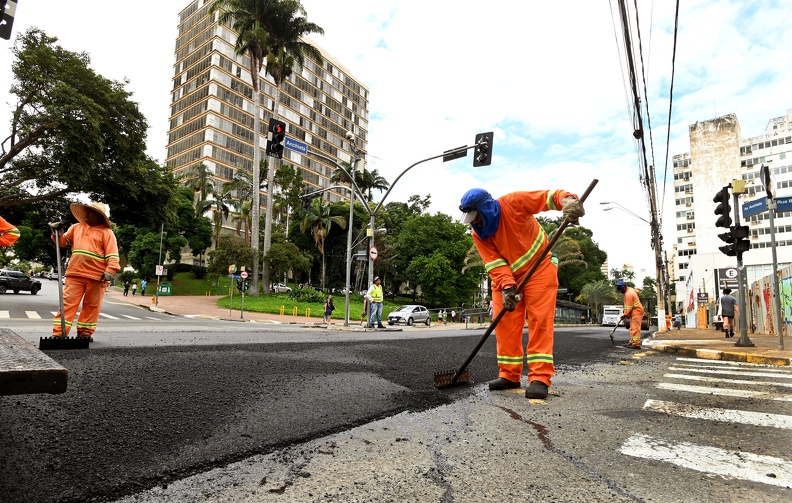  O trabalho está sendo feito em etapas de acordo com a liberação do trânsito devido ao fluxo de veículos na via