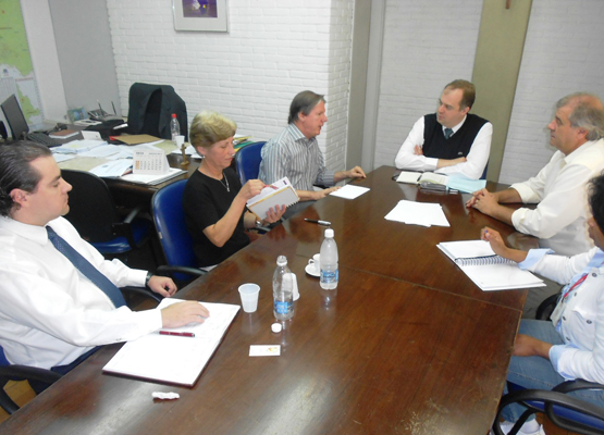 Lamas (terceiro à esq.) apresenta propostas a Chiminazzo (ao centro) 