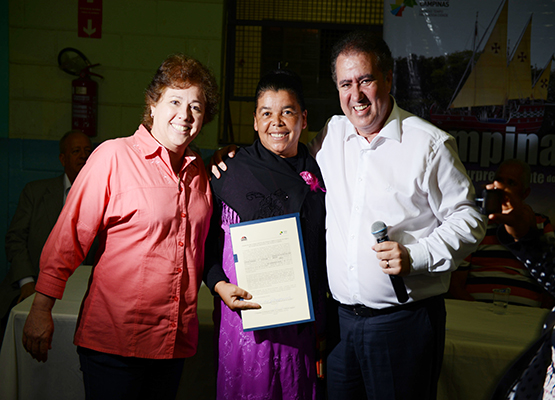 Jonas e Amoroso entregam documento a Domingas Aparecida