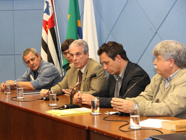 Barreiro fala em reunião na Câmara Municipal