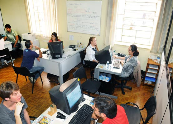 Servidores da Casa do Empreendedor atendem pessoas interessada