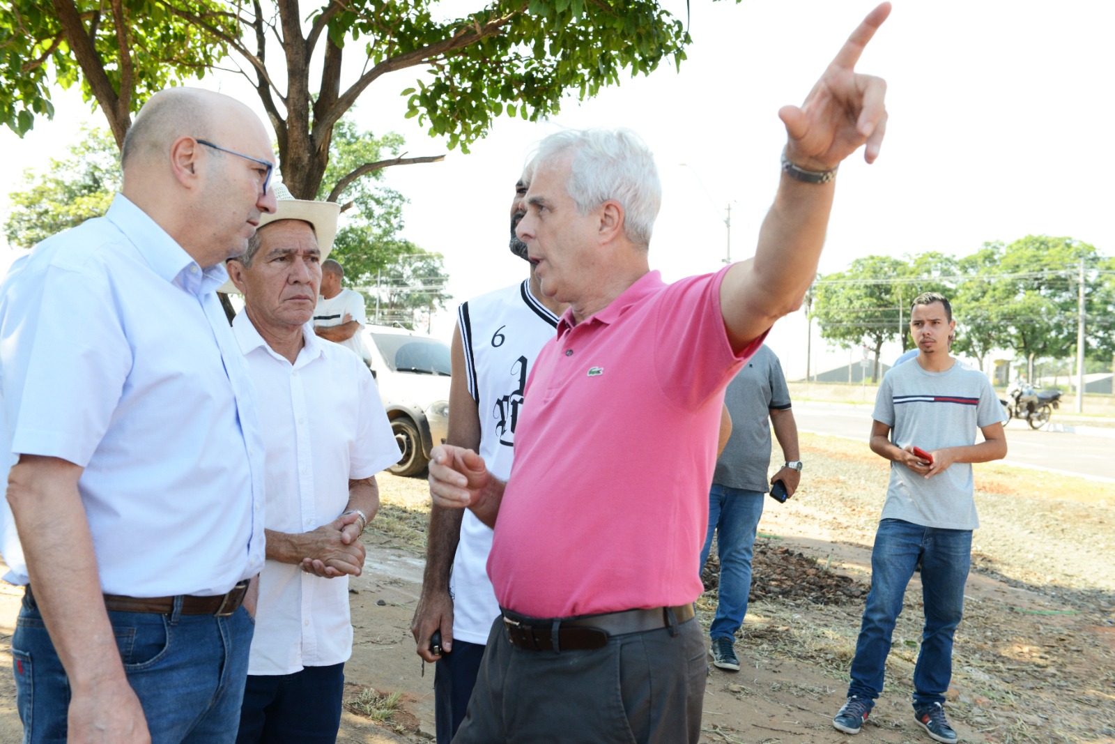 Prefeito e secretário Carlos Barreiro conversam sobre a obra