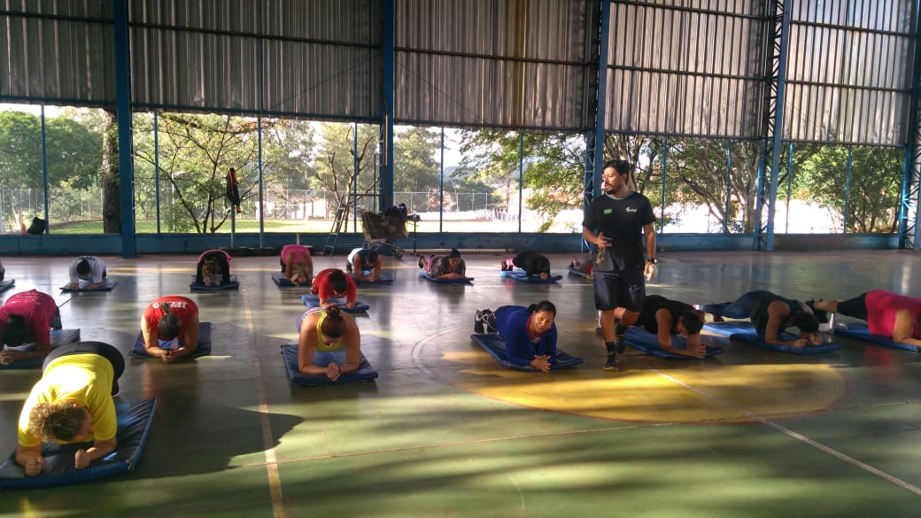 O professor com turma da ginástica no Clube João do Pulo, onde também dá aulas de hidroginástica para adultos e idosos