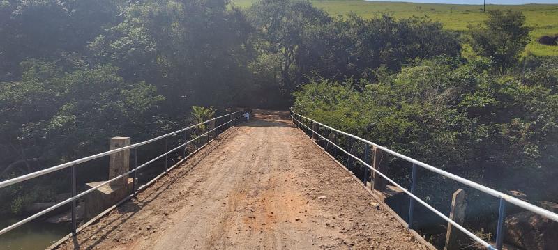 Ponte sob o rio Jaguari ganhou novo corrimão feito com tubulação metálica soldado em uma base de trilhos