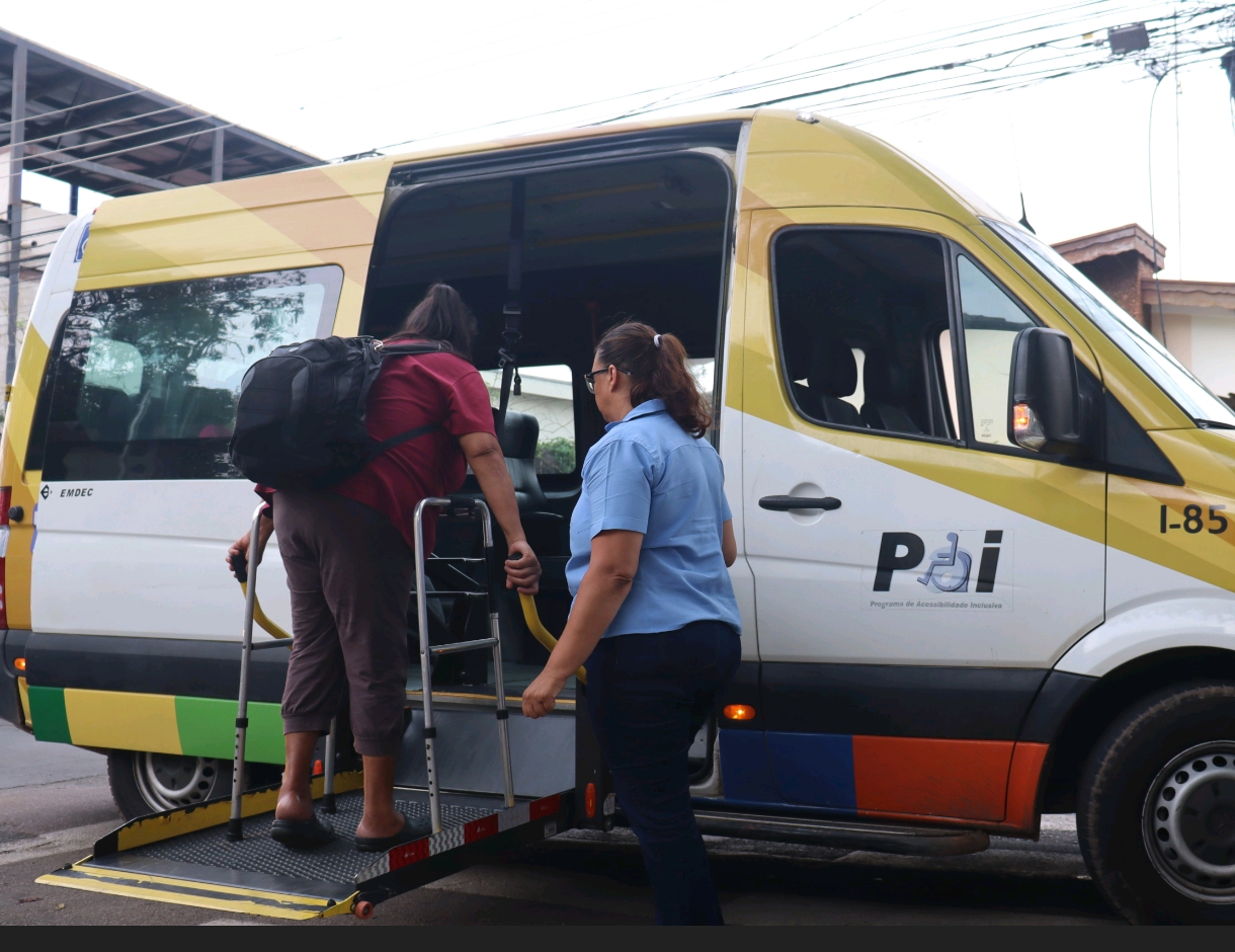Transporte gratuito porta a porta é feito por meio de 55 vans adaptadas 