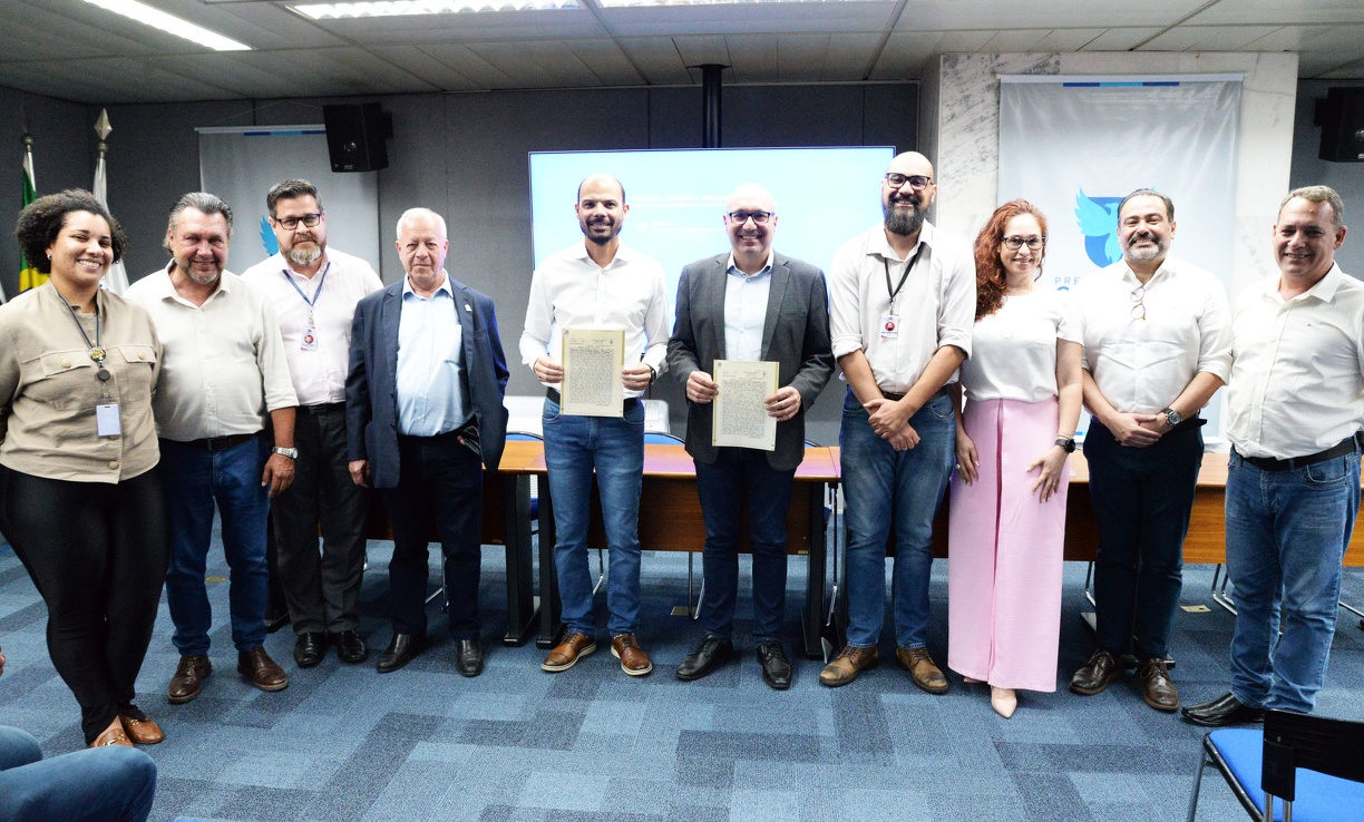 Toninho Oliveira Prefeito Dário Saadi com representantes das empresas beneficiadas e demais autoridades