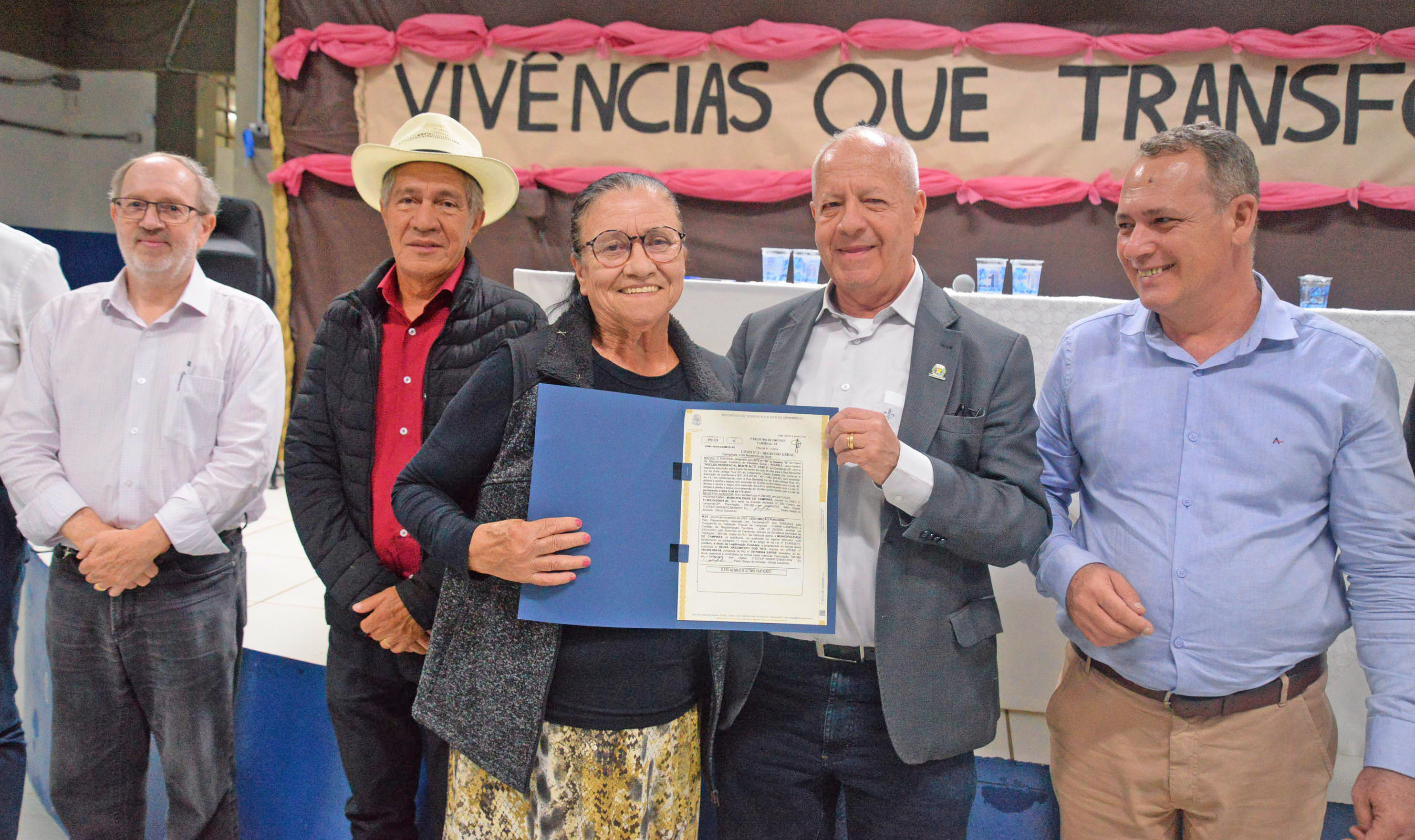  Representantes da Cohab e da Secretaria de Habitação formalizam a titularidade dos imóveis, marcando um novo capítulo para o bairro Monte Alto Fase II
